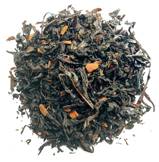 Dlaczego warto wybrać Hot Cinnamon Leo Tea?
✔ Rozgrzewający i aromatyczny napar
Idealna na jesienne i zimowe dni, kiedy potrzebujesz odrobiny ciepła i relaksu. Cynamon działa rozgrzewająco i pobudza organizm do działania, a jego zapach wprowadza w przytulny nastrój.
✔ Bogaty i harmonijny smak
Połączenie najwyższej jakości czarnej herbaty z naturalnym cynamonem tworzy intensywną, ale dobrze zbalansowaną kompozycję. Delikatna goryczka czarnej herbaty idealnie łączy się z korzenną nutą cynamonu, tworząc napar pełen głębi i charakteru.
✔ Korzyści zdrowotne
Cynamon jest znany ze swoich właściwości wspomagających metabolizm, poprawiających trawienie i regulujących poziom cukru we krwi. To idealny wybór dla osób dbających o zdrowy tryb życia, które nie chcą rezygnować z wyjątkowych smaków.
✔ Eleganckie i praktyczne opakowanie
Herbata została zamknięta w wysokiej jakości opakowaniu typu doypack, które chroni jej aromat i świeżość. Dzięki temu możesz cieszyć się intensywnym smakiem herbaty przez długi czas. Dodatkowo dekoracyjny design sprawia, że jest to doskonały pomysł na prezent dla miłośników herbat i aromatycznych naparów.
✔ Uniwersalność i różne sposoby podania
Hot Cinnamon Leo Tea świetnie smakuje zarówno w wersji klasycznej, jak i z dodatkami. Możesz wzbogacić jej smak miodem, plasterkiem pomarańczy, goździkami lub mlekiem – każda z tych kombinacji doda herbacie nowego, wyjątkowego charakteru.